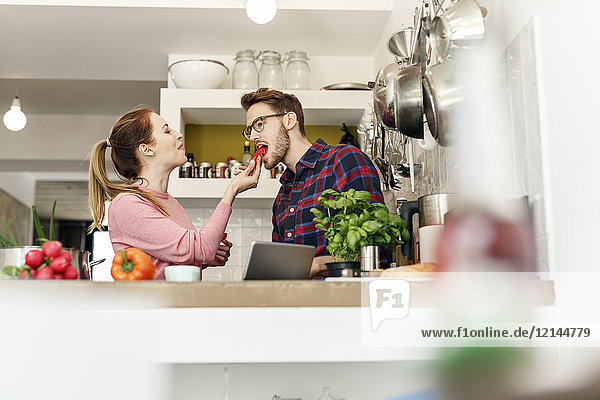 Junges Paar mit Tabletten-Gemüse in der Küche