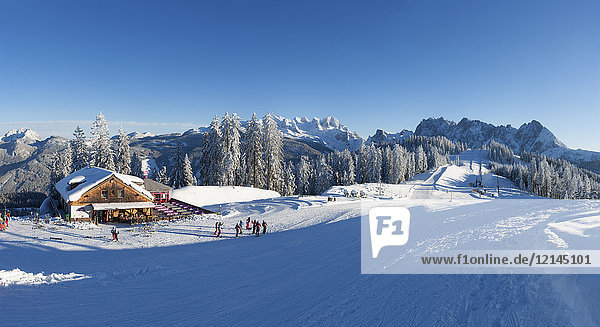 Österreich  Oberösterreich  Salzkammergut  Gosau  Skigebiet Dachstein-West  Gosaualm  Blick auf Dachstein und Gosaukamm