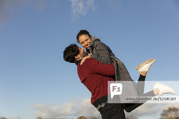Glückliches junges Paar  das sich im Freien umarmt
