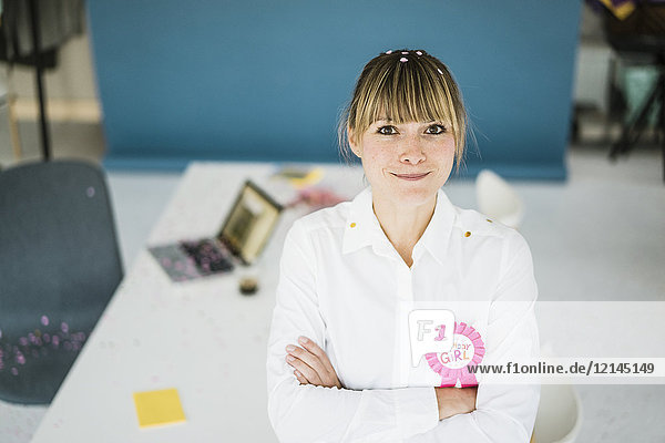 Porträt einer lächelnden Geschäftsfrau im Büro zum Geburtstag