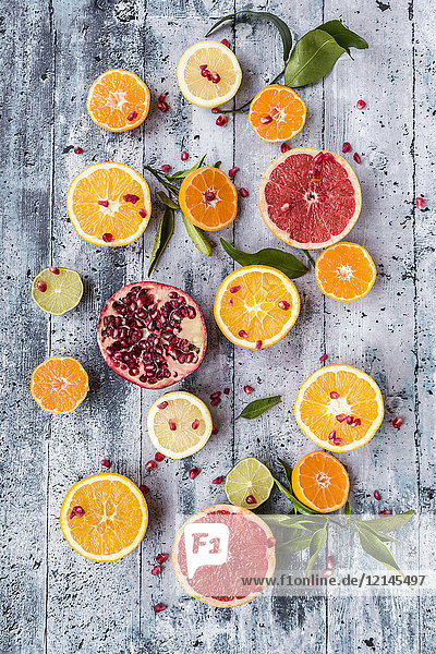 verschiedene Zitrusfrüchte  Orange  Mandarine  Grapefruit  Limette  Zitrone und Granatapfel