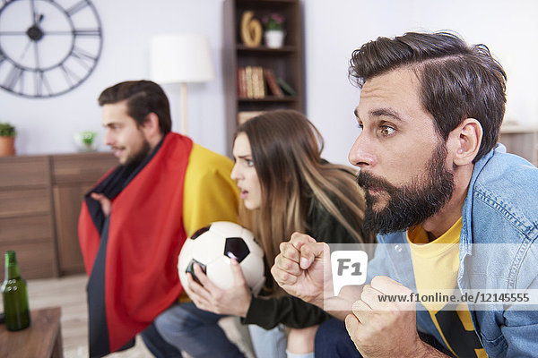 Besorgte deutsche Fußballfans beim Fernsehen