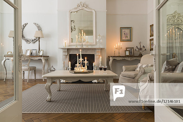 Candlelit Luxus-Haus Vitrine Wohnzimmer mit Kamin
