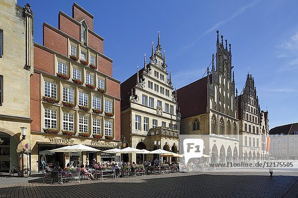 Muenster (Westfalen) D-Muenster Westphalia Muensterland North Rhine-Westphalia NRW gabled houses at the Prinzipal Market Place row of houses business houses residential houses arcades pediments Gothic 3. f. l. Historical City Hall of Muenster Peace of Westphalia Peace of Muenster people sitting in a sidewalk cafe