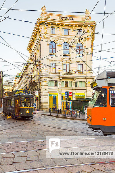 Italien  Mailand  historische und moderne Straßenbahnen kreuzen sich auf der Piazza Cordusio
