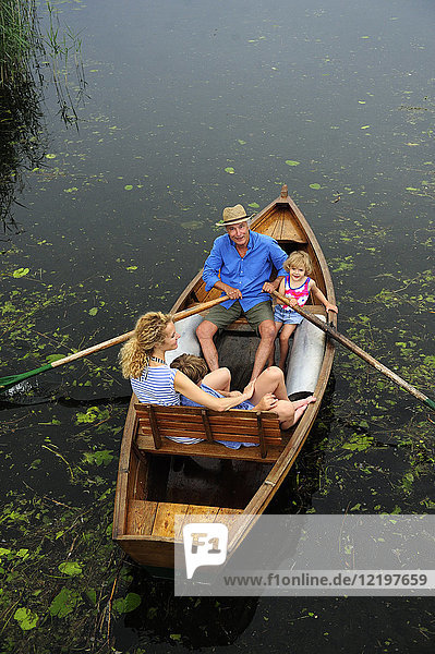 Familienerholung im Ruderboot auf dem See
