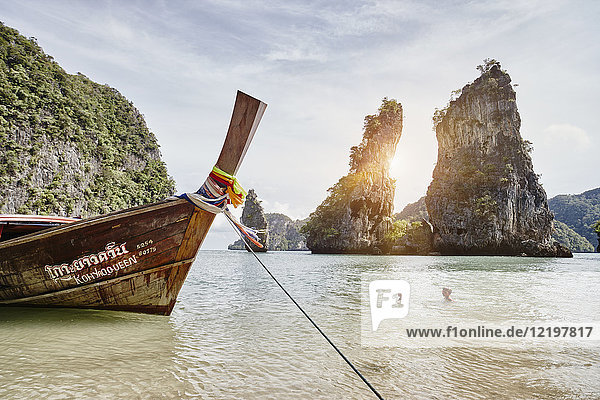 Thailand  Phang Nga Bay  festgemachtes Langheckboot