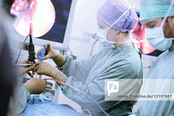 Neurochirurgen in Peelings während einer Operation
