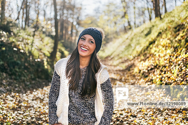 Porträt einer schönen glücklichen Frau im Herbstwald