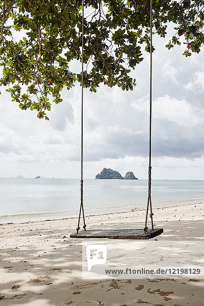 Thailand  Ko Yao Noi  Schaukel am Strand