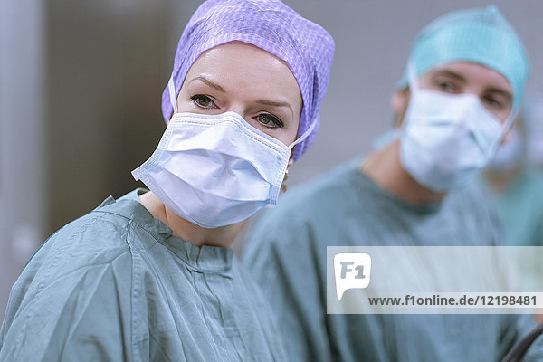 Neurochirurgen in Peelings während einer Operation