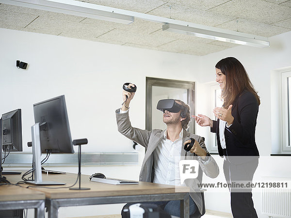 Frau mit Mann mit VR-Brille im Büro