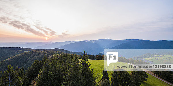 Deutschland  Baden-Württemberg  Schwarzwald  Blick vom Schauinsland am Morgen