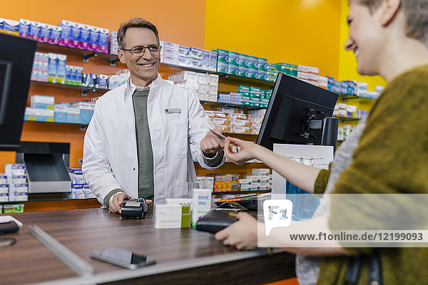 Kunde bezahlt bargeldlos in der Apotheke