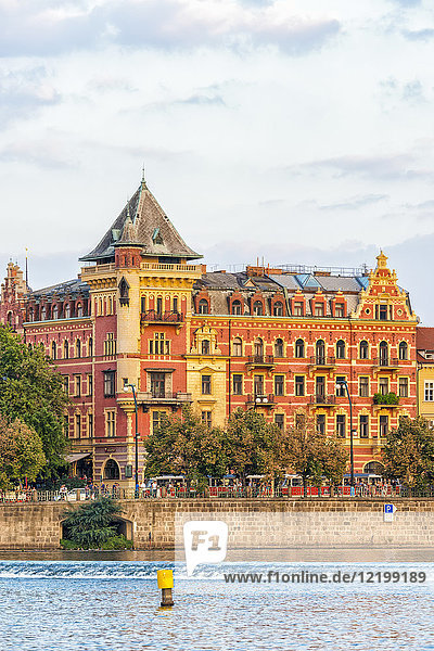 Tschechische Republik  Prag  Stadthäuser an der Moldau