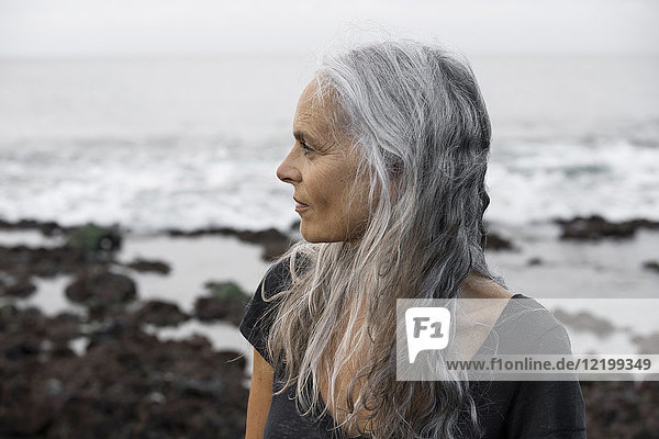 Porträt einer schönen Seniorin am Strand