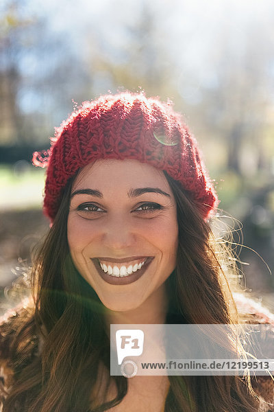 Porträt einer schönen lächelnden Frau mit Wollmütze