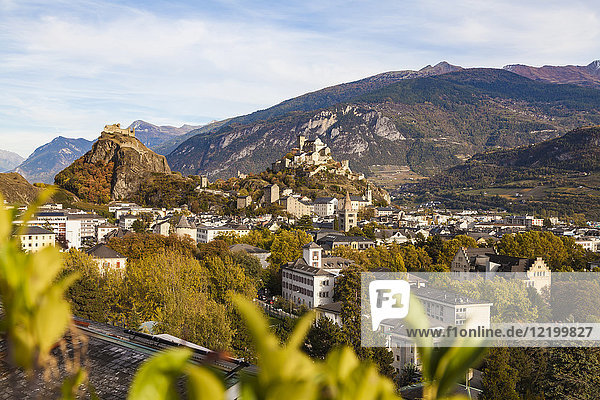 Schweiz  Kanton Waadt  Sitten  Stadtbild mit Schloss Tourbillon  Notre-Dame de Valere und Notre Dame du Glarier