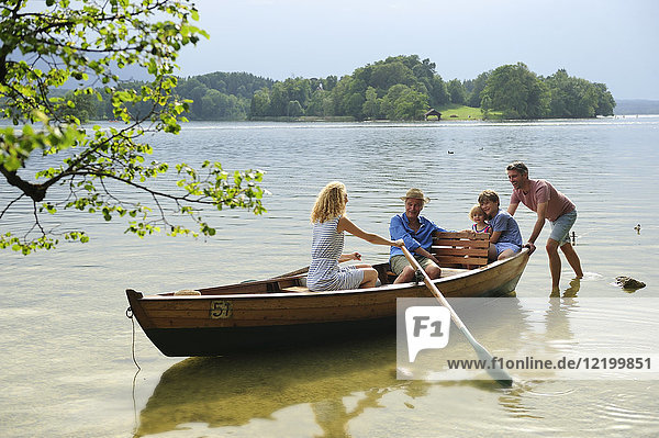 Deutschland  Bayern  Murnau  Familie im Ruderboot am Seeufer