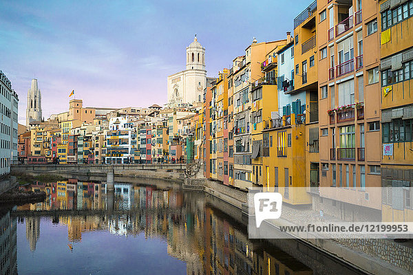 Spanien  Katalonien  Girona  Kathedrale und Häuser am Fluss Onyar am Abend