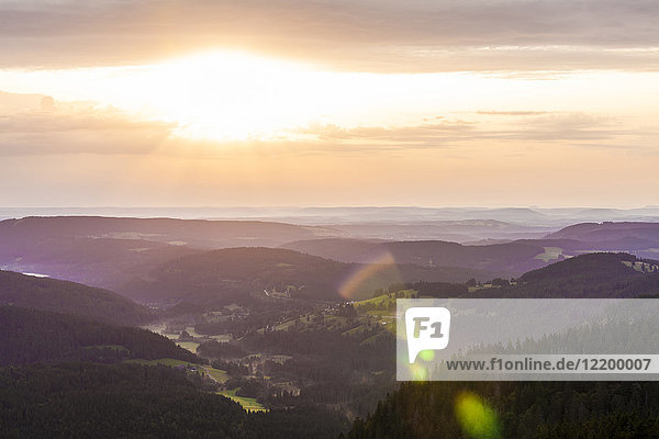 Deutschland Baden-Württemberg Schwarzwald Blick vom Feldberg bei Sonnenaufgang