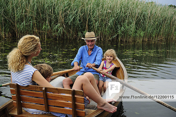 Familie im Ruderboot auf dem See