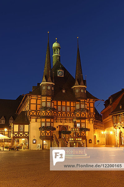 Deutschland  Wernigerode  Rathaus und Marktplatz am Abend
