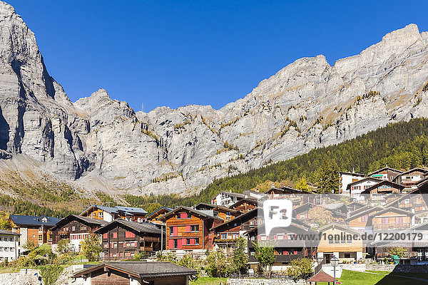 Schweiz  Wallis  Leukerbad  Häuser und Bergmassiv