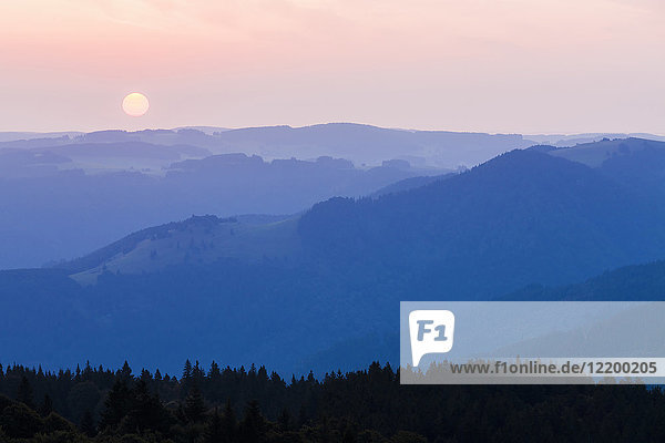 Deutschland  Baden-Württemberg  Schwarzwald  Blick vom Schauinsland bei Sonnenaufgang
