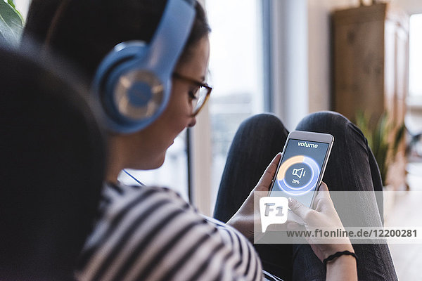 Musik hören mit Kopfhörer und Smartphone zu Hause
