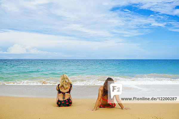 Panama  Bocas del Toro  Playa Bluff  Zwei Frauen in Bikinis am Strand sitzend