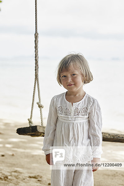 Thailand  Ko Yao Noi  Porträt des kleinen Mädchens bei einer Schaukel am Strand
