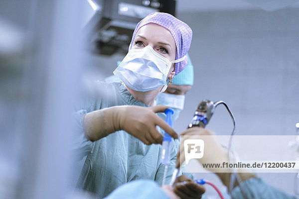 Neurochirurg in Peelings während einer Operation