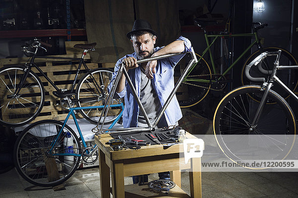 Portrait des Mechanikers in der Fahrradwerkstatt