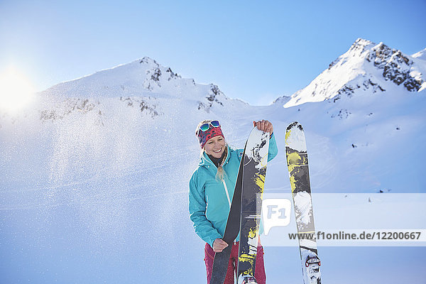 Österreich  Tirol  Kuehtai  Freeride-Skifahrer bei der Vorbereitung der Skitouren