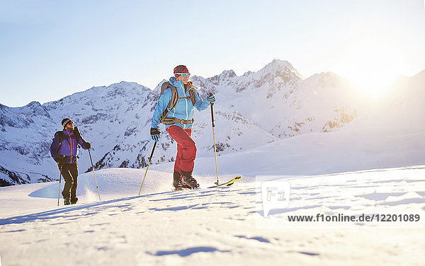 Österreich  Tirol  Kuehtai  Freeride-Skifahrer auf einer Skitour