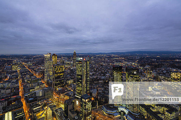 Deutschland  Frankfurt  Blick vom Maintower zum Bankenviertel  blaue Stunde