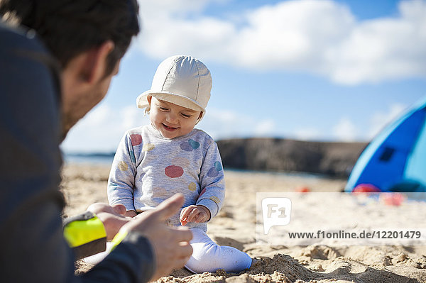 Spanien,  Lanzarote,  fröhliches Mädchen spielt mit Vater am Strand