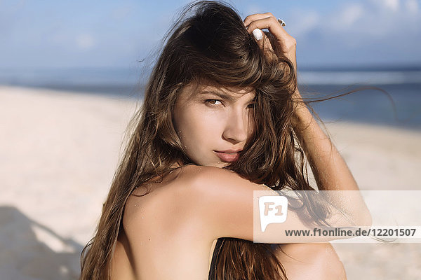 Porträt einer attraktiven jungen Frau am Strand