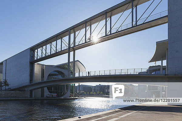 Deutschland  Berlin  Regierungsviertel  Verbindungsbrücke Paul-Löbe-Bau und Marie-Elisabeth-Lüders-Bau über der Spree