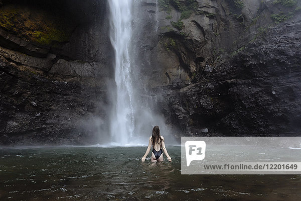 Indonesien  Bali  junge Frau beim Baden am Sekumpul Wasserfall