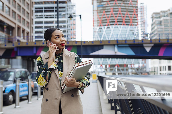 UK  London  Porträt der modischen Geschäftsfrau am Telefon