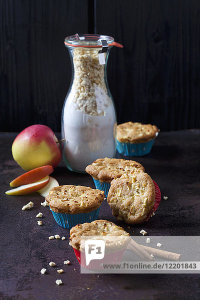 Apfel-Zimt-Muffins und Glasflasche Backmischung