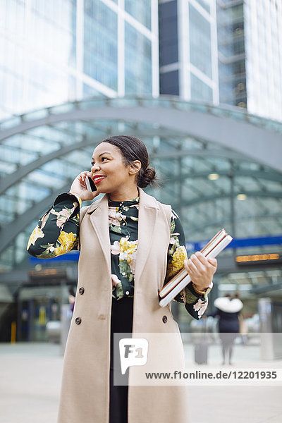 UK  London  Porträt der lächelnden Geschäftsfrau am Telefon