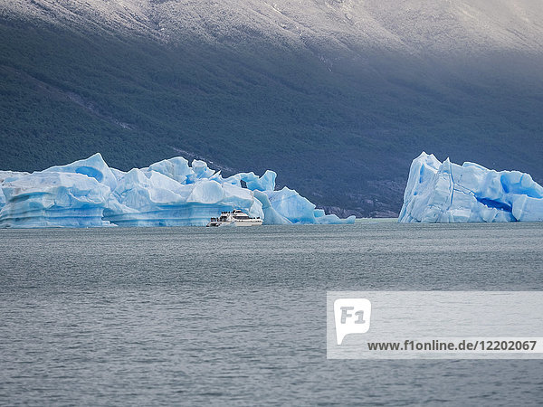 Argentina,  Patagonia,  El Calafate,  Puerto Bandera,  Lago Argentino,  Parque Nacional Los Glaciares,  Estancia Cristina,  broken iceberg,  tourboat