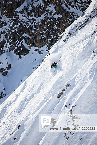Österreich  Tirol  Arlberg  Skifahrer auf einem Freeride im Pulverschnee