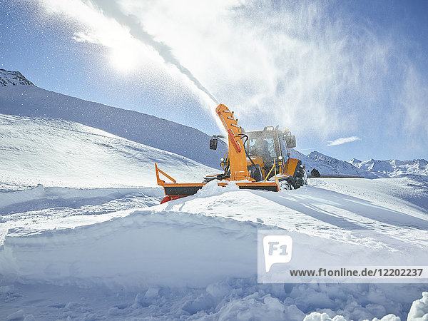 Österreich  Tirol  Ötztal  Schneeräumung  Schneefahrzeug  Schneefräse