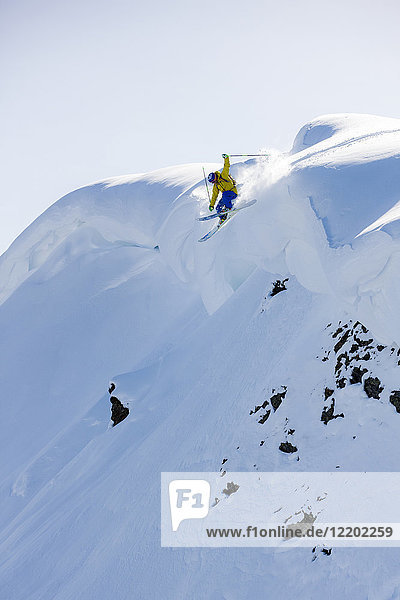 Österreich  Tirol  Alpbach  Skifahrer beim Freeride-Springen über Schneewehe