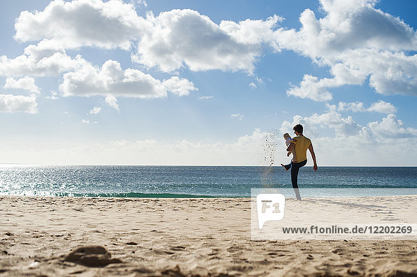 Spanien  Lanzarote  Vater mit Mädchen am Strand