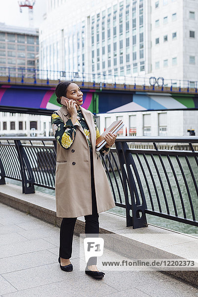 UK  London  modische Geschäftsfrau am Telefon